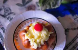 Готово! После того, как крем остыл (с помощью обычного пакета, отрезав у него кончик ) выкладываем крем на булочку и украшаем вишенкой. А можно крем выложить просто ложкой) Приятного аппетита!