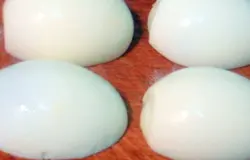 Сварите вкрутую 2 яйца.