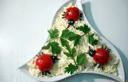 Готово! Украсьте при помощи помидоров черри, маслин и майонеза.