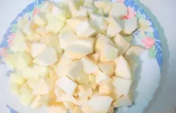 Яблоки чистим и нарезаем кубиками