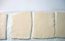 У нас готовое слоёное тесто 4 прямоугольных кусочка.