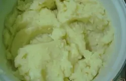 Отвариваем картофель, желательно в мундирах, очищаем и прокручиваем через мясорубку. Иногда использую вчерашнее пюре, но так как в его состав входит молоко и оно более жидкое по консистенции, приходится добавлять больше муки.Но второй вариант приемлим. Итак, пюре готово.