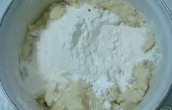 Вводим в пюре муку и крахмал.