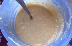 Для крема смешать размягченное сливочное масло с варенной сгущенкой