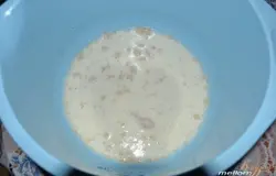Приготовить опару. Для этого в минеральной воде (газ заранее не выпускать) развести дрожжи и манку. Оставить на 10-30 минут, до появления небольшой «шапки».