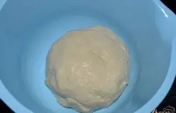 Постепенно ввести муку. Тесто должно получиться эластичным и мягким.