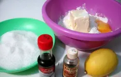 Для приготовления печенья нам понадобится мука, сахар, масло, желтки, разрыхлитель и экстракты ванильный и шоколадный, а также куркума 2 чайные ложечки.