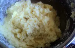 Снять кастрюлю с огня, добавить муку, хорошо перемешать, вернуть кастрюлю на огонь. Прогревать, постоянно помешивая, пока тесто не скатается в ком.