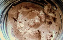 Во вторую часть добавить какао, размешать миксером.