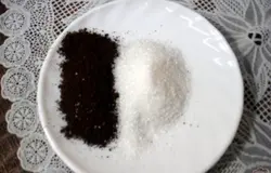 Добавляем к нему 2 чайные ложечки сахара.