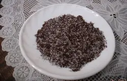Тщательно перемешиваем сахар с кофе.