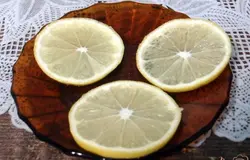 Отрезаем дольки лимона.