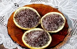 На каждую дольку лимона насыпьте горкой кофе с сахаром.