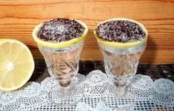Готово! В рюмки наливаем охлаждённую водку, сверху укладываем закуску. Апперитив *Николашка* готов.