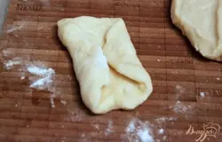 Каждый кусочек - размять в лепёшку и свернуть сначала по бокам