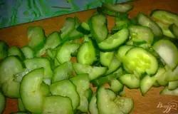 Огурцы помыть и нарезать ломтиками или полукольцами.