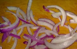 Лук очистить, помыть и нарезать полукольцами.