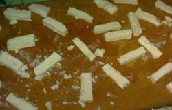 Фету нарезать брусочками.