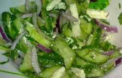 Смешать огурцы с луком и фетой. Добавьте зелень, соль и перец, масло растительное и лимонный сок.