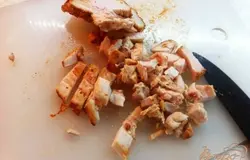 Нарезаем мелким кубиком куриное филе, я использовала пастрому.