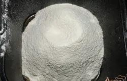 Тесто замешиваю в хлебопечке. Выкладываю сначала жидкие продукты, затем сухие. Ставлю на режим Замеса теста.