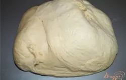По готовности тесто аккуратно обмять
