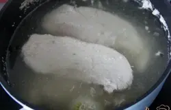 Отварить до готовности мясо или использовать мясо, отваренное для мясного бульона.