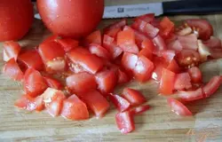 Нарезать кубиками сочные спелые помидоры