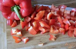 Нарезать квадратиками сочные спелые перцы