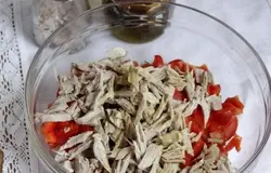 Смешать все в салатнице, приправив ол.маслом и солью с суш. травками.Заправку можно дополнить горчицей и лим.соком для бОльшей пикантности.