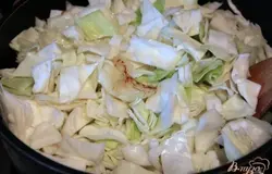Капусту (у меня - остроносая, с неплотноприлегающими листами, быстрая для готовки и мягкая по структуре) нарезать квадратами. Нагреть масло в глубоком чугунке-кастрюле  и жарить капусту на бол.огне, помешивая,  до карамелизации