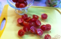 Нарезаем помилорки черри пополам