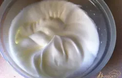 Белки взбить до крепких пиков