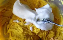 Аккуратно вмешать в тесто методом складывания.