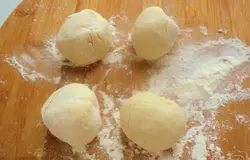 Тесто разделить на кусочки по 50-60г.