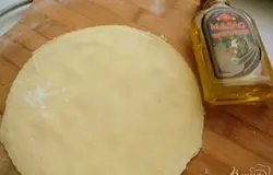 Сверху накрыть другой лепешкой.