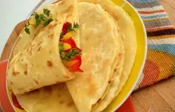 Готово! Мы ели лепешки, завернув в них овощи и зелень. Очень вкусно!