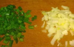 Лук зеленый помыть и мелко нарезать.Лук репчатый очистить, помыть и нарезать мелко.
