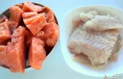 Филе семги и белой рыбы (у меня хек) порезать на небольшие кусочки и подмирозить в морозилке в течении 15 минут.