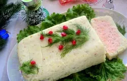 Готово! Перед подачей перевернуть террин на блюдо, порезать на кусочки и украсить зеленью. К террину можно подать соус тартар или лимонный майонез. Приятного аппетита!