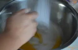 Яйца взбить венчиком. Затем всыпать сахар и продолжить взбивать (энергично) до белизны.