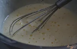 Затем снимаем с водяной бани , взбиваем до охлаждения. Масса должна загустеть и стать пышной.