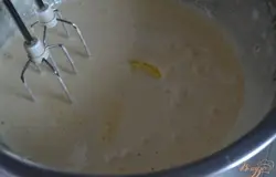 Мягкое сливочное масло добавляем маленькими порциями, хорошо размешивая крем.В самом конце добавить растворимый кофе, разведенный в 10 мл. воды.