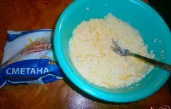 добавляем сметану и соду с уксуом,смушиваем