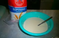 добавляем муку,вымешиваем тесто, чобы не прилипало к рукам.