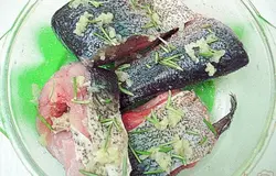 Рыбу чистим, моем, нарезаем на куски, смазываем растительным маслом. Посыпаем, солью, кориандром. Выдавливаем через пресс чеснок.