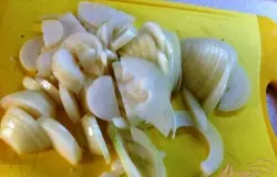Лук нарезать полукольцами.
