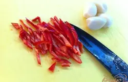 Перец чили нарезать соломкой