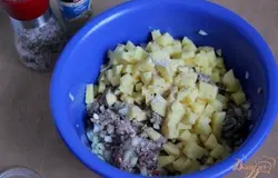 Добавить картофель, нарезанный мелким кубиком + приправы. Кол-во мяса с луком = кол-ву картофеля!Премешать, оставить в хол-ке для маринования от часа до - ночи...