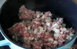 Фарш грубого помола + мелконарезанный лук обжарить на растительном масле до полуготовности фарша и мягкости лука.
